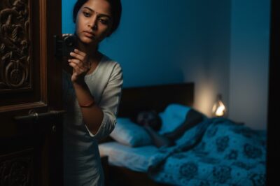 MY MOTHER-IN-LAW KNOCKS ON OUR BEDROOM DOOR EVERY NIGHT AT 3 AM, SO I SET UP A HIDDEN CAMERA TO FIND OUT WHAT HE WAS DOING — WHEN WE SEEN THE VIDEO, WE BOTH STOPPED…/hi